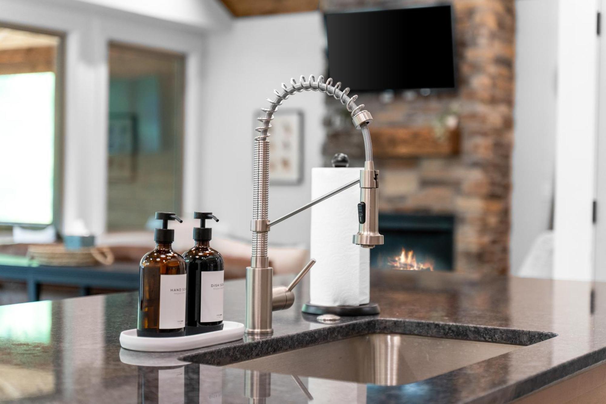 New Ozark Oasis Luxe Cabin Retreat With Hot Tub 홀리스터 외부 사진