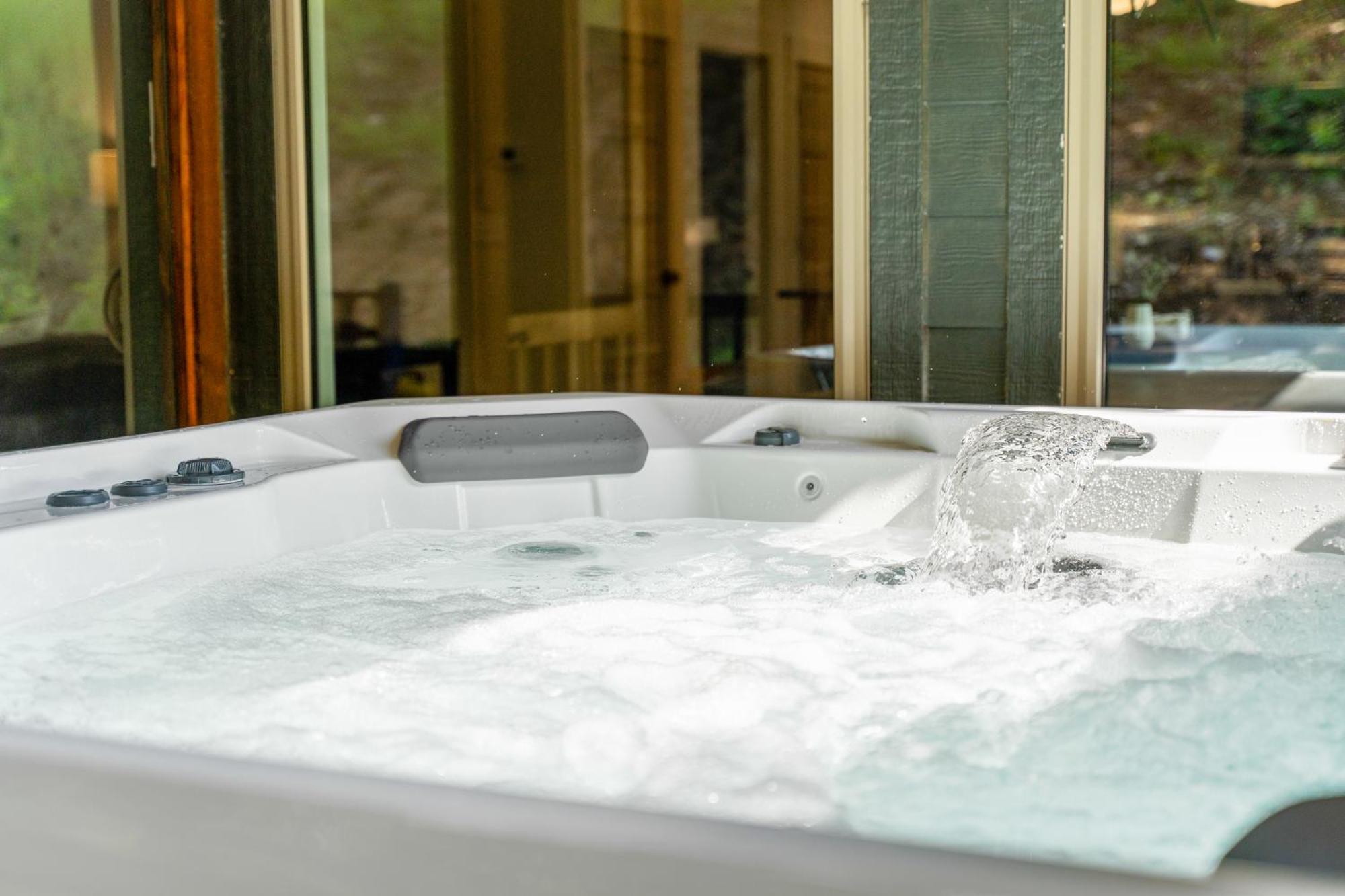 New Ozark Oasis Luxe Cabin Retreat With Hot Tub 홀리스터 외부 사진